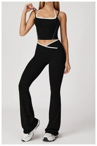 Détail du pantalon de yoga évasé avec taille en V contrastée et fente sur l'ensemble