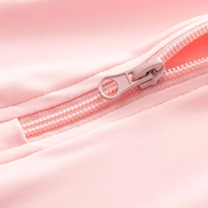 Vue macro de la fermeture éclair en résine rose sur le body serré à col montant