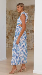 Dettaglio del taglio in vita su abito lungo in chiffon floreale con volant eleganti
