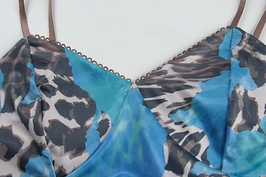 Nahaufnahme von Satin-Kleid mit Leopardenmuster, Spitzenborte und Spaghettiträgern