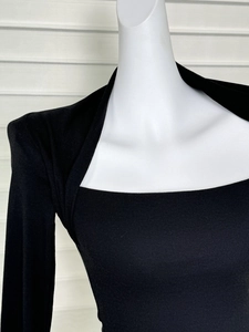 Détail du haut noir en laine tencel avec col carré et design de châle superposé