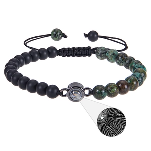 Detail von Natursteinarmband mit 100 Sprachen Ich liebe dich Projektionsstein