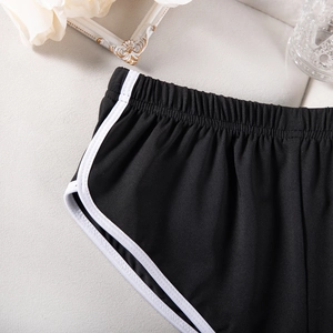 Nahaufnahme der schwarzen Yoga-Shorts mit elastischem Bund und weißen Kontraststreifen am Rand