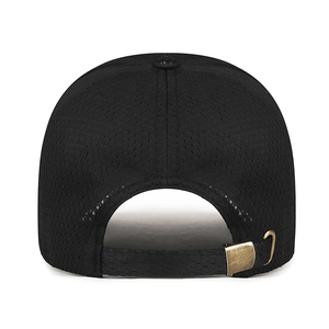 Casquette baseball en filet noir avec boucle métallique réglable vue de l'arrière