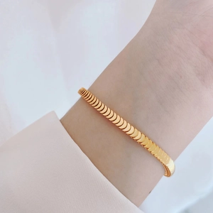 Bracciale minimalista in acciaio al titanio oro 18k con motivo a squame da donna