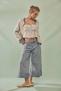 Detail der hellblauen Wide-Leg-Jeans mit markantem gestreiftem Patchwork am Beinsaum