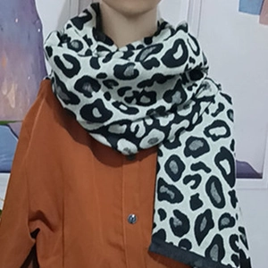 Fashionable leopard print thick cashmere-like scarf for women in black and white pattern