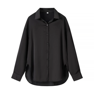 Détail d'une élégante chemise noire satinée à manches longues avec une texture soyeuse lisse