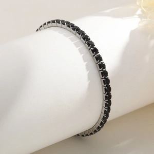 Vista dettagliata del bracciale tennis da 4mm con pietre nere su supporto bianco