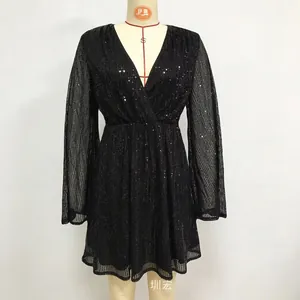 Elegante abito nero di paillettes con scollo a V profondo e maniche lunghe a sbuffo