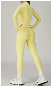 Vue arrière macro de l'ensemble de yoga sans couture jaune citron montrant la texture tricot