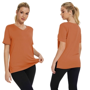 Dettaglio della maglietta arancione con scollo a V e design casual con spacco