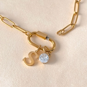 Elegante Halskette aus vergoldetem Titanstahl mit S-Initial und funkelnden Zirkonia-Anhängern
