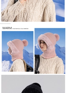 Détail de la cagoule tricotée chaude avec doublure en polaire et pompon pour l'hiver