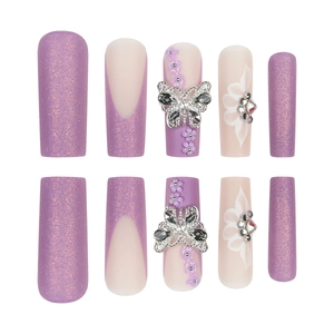 Faux ongles longs trapèze violets style français avec nœuds argentés 3D et fleurs