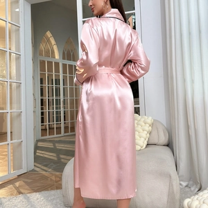 Vestaglia lunga in raso rosa da donna con profili neri e cintura in vita elegante