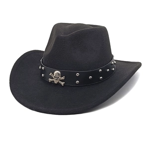 Détail du chapeau en feutre noir avec bandeau en cuir orné de crânes et de clous argentés