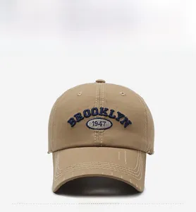 Dettaglio del ricamo Brooklyn 1947 sul berretto da baseball vintage kaki con effetto usurato