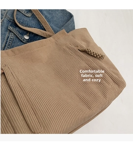 Dettaglio della borsa tote in velluto a coste kaki con trama a coste e coulisse intrecciata