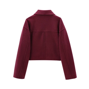 Détails des coutures arrière et texture en laine de cette veste courte bordeaux chic