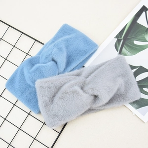 Fascia per capelli in peluche incrociata azzurra e grigia in pelliccia sintetica