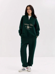 Ensemble sweat à demi-zip vert foncé pour femme avec broderie vintage et pantalon assorti