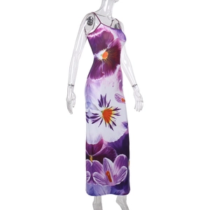 Détail de l'imprimé floral violet et de la coupe ajustée sur la robe longue à bretelles