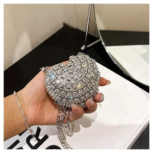 Vue détaillée du sac de soirée cœur argenté avec strass brillants et bandoulière