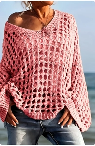 Détail du cache-maillot rose en tricot ajouré avec texture crochetée sur la plage