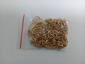 Cadena de metal dorado con ganchos de resorte para bolsos de noche en bolsa transparente