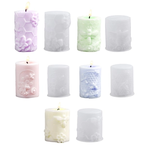 Candele a colonna con rilievo a nido d'ape e api in vari colori su sfondo bianco