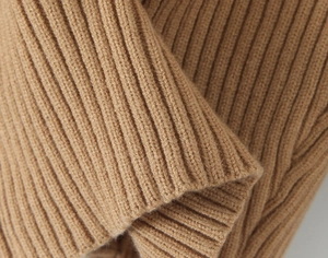 Vista macro dettagliata della trama in maglia a coste cammello e trama artigianale