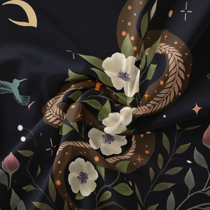 Detail des Boho-Wandteppichs mit gewebtem Mond, Schlange und floralen Druckmustern
