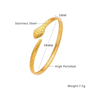 Détail macro du bracelet serpent en acier inoxydable doré, largeur 5mm et fini poli