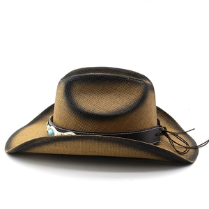 Detail eines Western-Strohhuts mit blauem Stein-Lederband und Vintage-Finish-Effekt