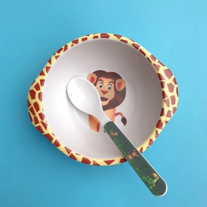 Detailaufnahme der Bambusfaser-Schale mit Löwenmotiv und Giraffenmuster für Kinder