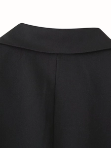 Dettaglio delle cuciture della scollatura e del tessuto nero dell'abito blazer elegante