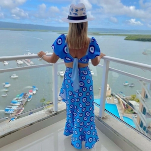 Conjunto playero de tres piezas con top corto, falda larga y sombrero con estampado de ojo