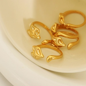 Elegant fox shaped open ring with polished gold finish and creative 3D carved design