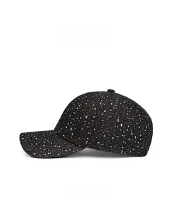Vue latérale d'une casquette de baseball noire avec texture éclaboussures blanches et visière