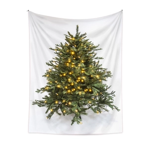 Dettaglio dell'arazzo con albero di Natale e luci LED calde su tessuto bianco