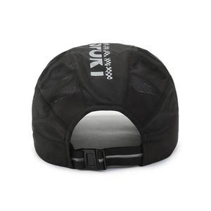 Casquette sport 5 panneaux noire avec maille respirante, logo argenté et sangle réglable