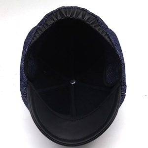 Vue détaillée de la doublure intérieure et de la bande de propreté de ce béret bleu