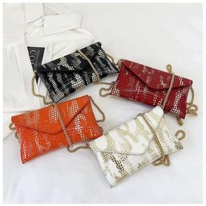 Envelope bags with crocodile texture in four colors and elegant gold chains detail
