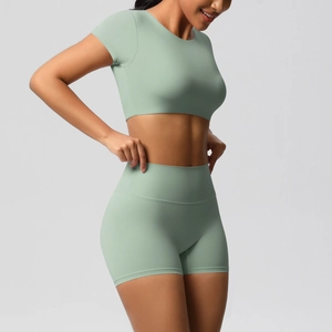 Détail d'un ensemble de yoga vert menthe avec short taille haute et haut de sport