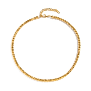 Detail einer goldenen Punk-Gliederkette mit verstellbarem Verschluss auf weißem Grund
