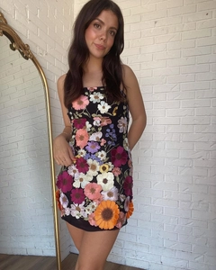 Detailaufnahme der eleganten 3D-Blumenstickerei auf schwarzem Mesh-Minikleid
