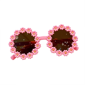Cute pink daisy flower sunglasses for girls with dark lenses for summer sun protection