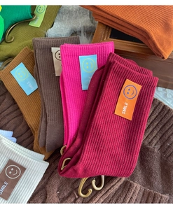 Chaussettes colorées en coton mélangé avec étiquette sourire et texture côtelée