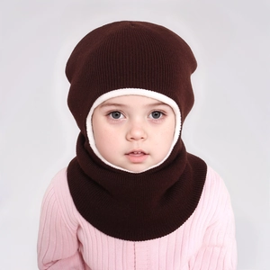 Détail de la maille de la cagoule marron pour enfants avec doublure en polaire blanche